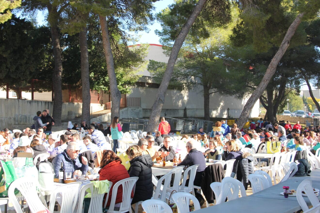 Grupo de peñas en una edición del Mig Any de Fogueres