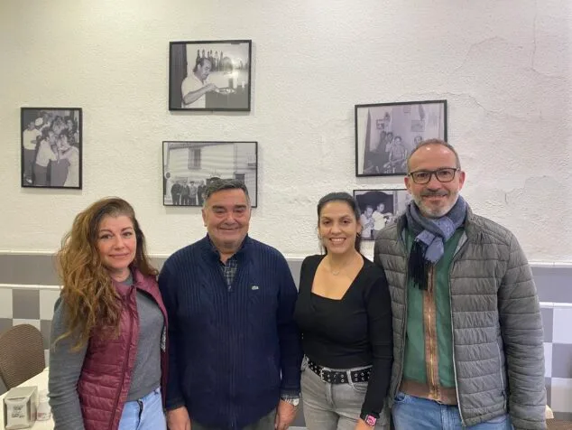 Imagen: El equipo del Bar La Cova al completo. Sonia, Vicente, Andreína y Vicent. (Archivo Particular)