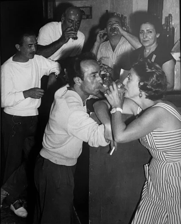 Imagen: Francisca y Vicente detrás de la barra junto a unos clientes en los alegres días de verano de los años 50 | Foto Vicente Segarra Gavilá
