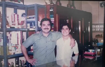 Vicente Segarra Gavilá junto a uno de sus camareros de en los años 80 | Foto Vicente Segarra Gavilá