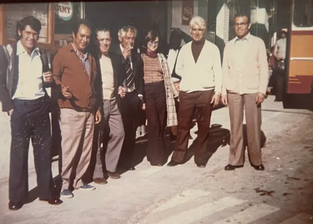 Imagen: Xabieros ilustres delante del Bar La Cova en la Calle Reina Regente. Finales de los Años 70 | Foto Vicente Segarra Gavilá