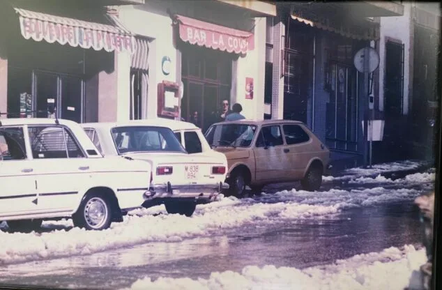 Imagen: Bar La Cova en la Calle Reina Regente. Año de la Nevada, 1983 | Foto Vicente Segarra Gavilá