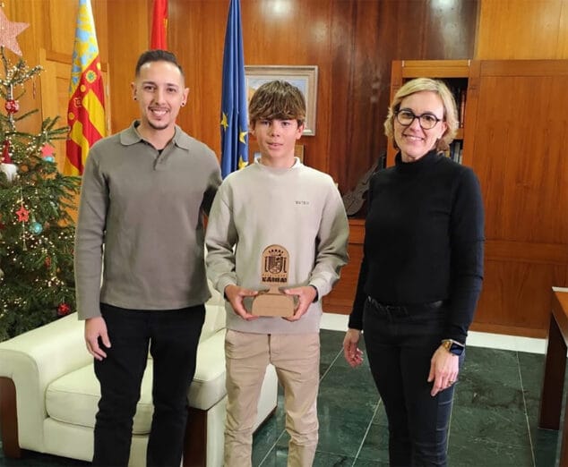 Imagen: Mateo Carbonell recibe un reconocimiento del Ayuntamiento de Xàbia