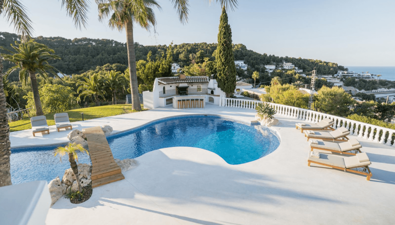 Piscina privada con vistas infinitas