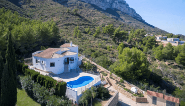 Vista panorámica de la villa desde el exterior