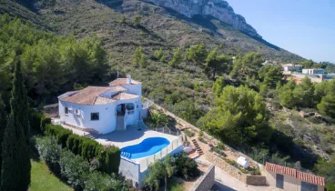 Vista panorámica de la villa desde el exterior