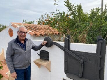 Antonio Bisquert Buigues con la puerta del horno de 1925 que ahora tiene en su casa de campo. Archivo Particular