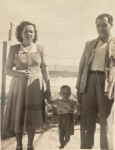 Antonio Bisquert Buigues -nieto- con sus padres Alejandra y Carlos. Foto Antonio Bisquert Buigues