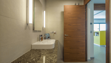 Baño moderno con acabados de alta calidad