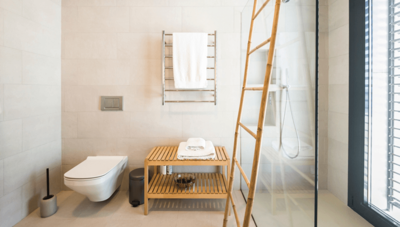 Baño principal con estilo sofisticado y minimalista