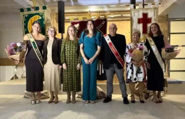 Cargos 2025 de Moros i Cristians Xàbia junto a autoridades
