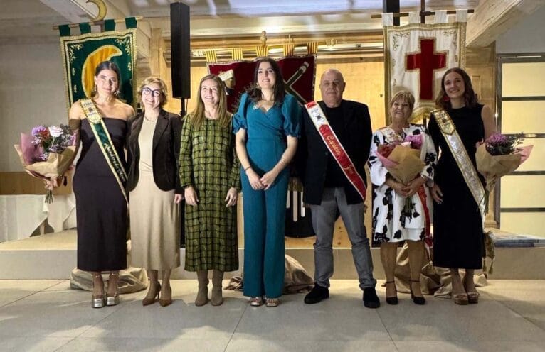 Cargos 2025 de Moros i Cristians Xàbia junto a autoridades