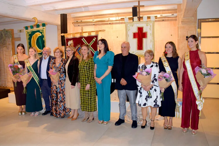 Cargos entrantes y salientes junto a la presidenta de la Junta de Festes y autoridades municipales