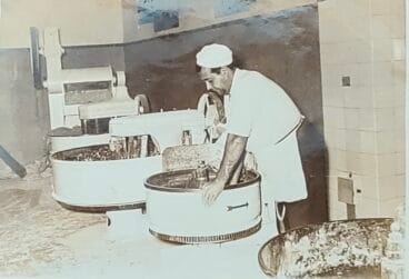 Carlos Bisquert controlando el material en una amasadora. Año 1958. Foto Antonio Bisquert Buigues