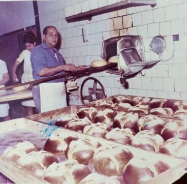 Carlos Bisquert en una ‘fornà’ de mones, recién hecha. Años 60. Foto Antonio Bisquert Buigues
