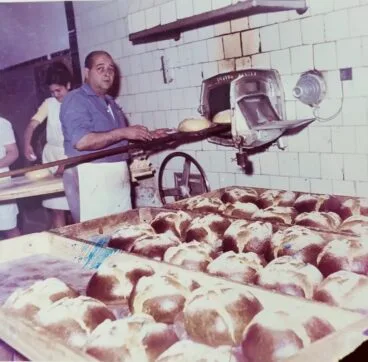 Carlos Bisquert en una ‘fornà’ de mones, recién hecha. Años 60. Foto Antonio Bisquert Buigues
