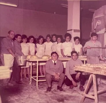 Carlos Bisquert -primero por la izq- con parte de la plantilla de la Panificadora en los años 60. Foto Antonio Bisquert Buigues