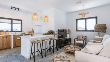 Cocina abierta y salón acogedor