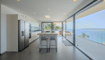 Cocina moderna con electrodomésticos de última generación