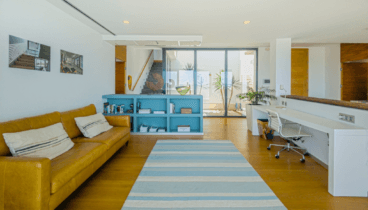 Despacho privado con luz natural y mobiliario a medida