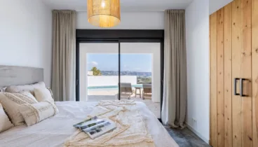 Dormitorio principal con acceso a la piscina
