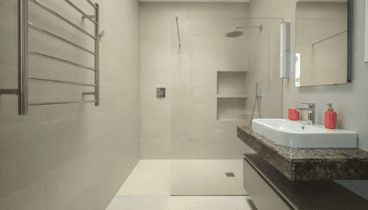 Ducha amplia y luminosa con materiales exclusivos