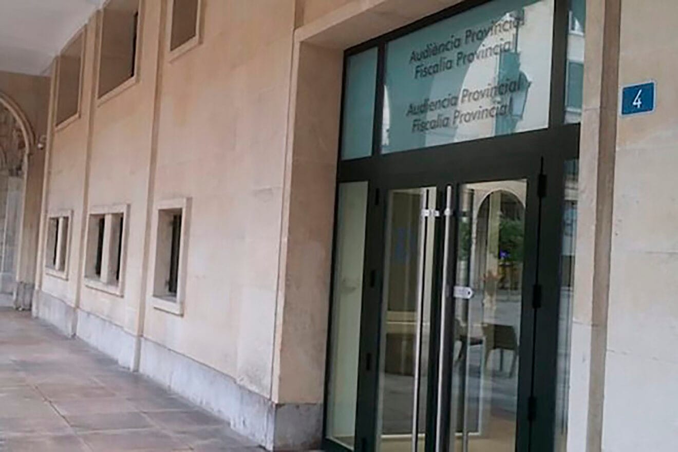 Entrada a la Audiencia Provincial de Alicante (archivo)