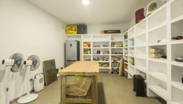 Espacio de almacenaje organizado y funcional