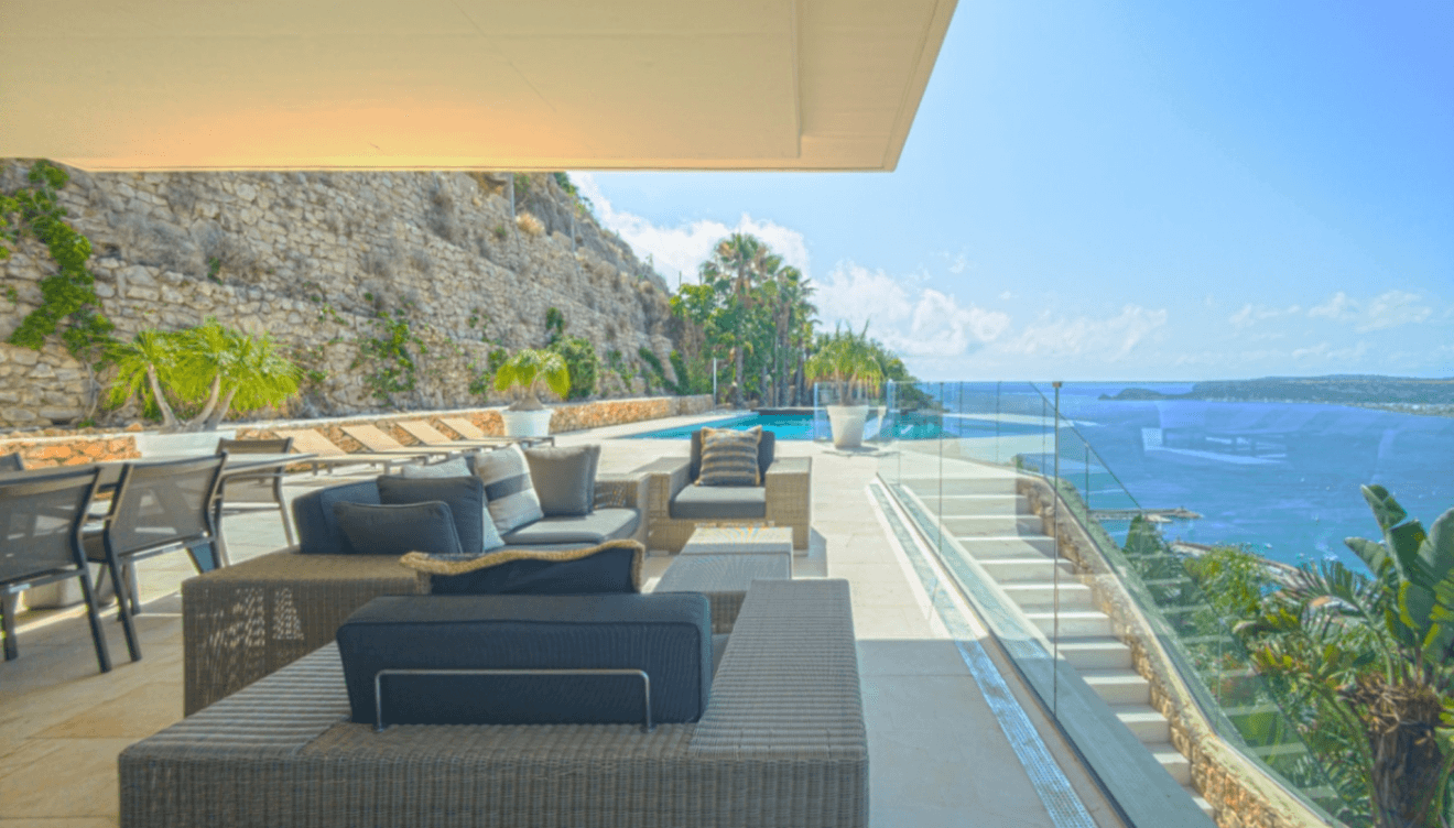 Espacio de relax junto a la piscina