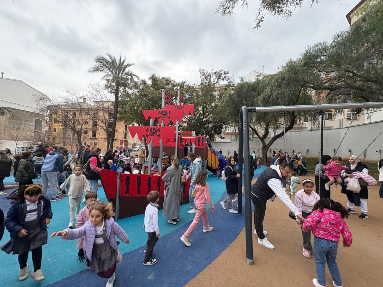 Niños en la fiesta de reapertura del Parque Reina Sofía de Thiviers en Xàbia