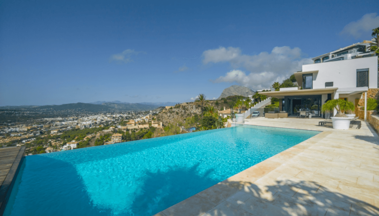 Piscina de agua salada con vistas despejadas