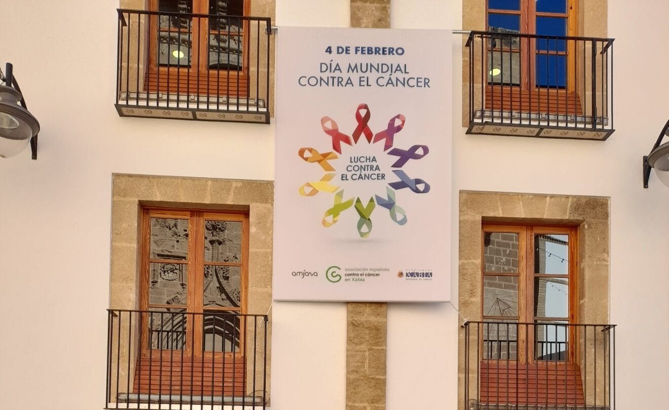 Portada Cartel en la fachada del ayuntamiento de Xàbia por el Día Mundial contra el Cáncer