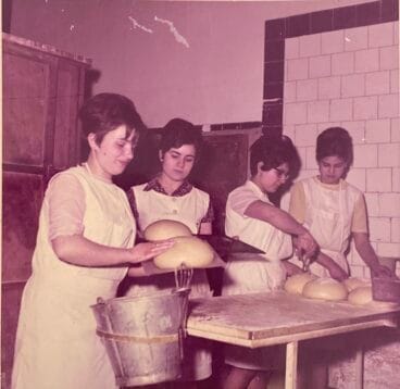 Proceso manual en la elaboración de la mona de Pascua por las empleadas de la Panificadora. Años 60. Foto Antonio Bisquert Buigues