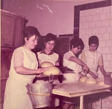 Proceso manual en la elaboración de la mona de Pascua por las empleadas de la Panificadora. Años 60. Foto Antonio Bisquert Buigues