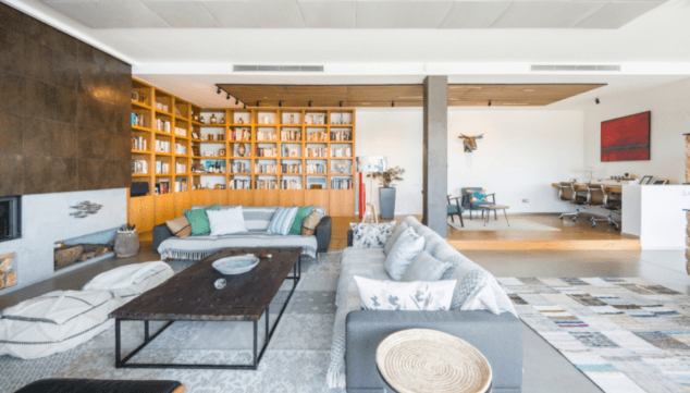 Imagen: Salón espacioso con luz natural y vistas despejadas