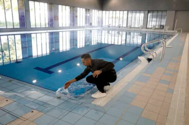 El concejal de deportes muestra el desborde de agua y falta de desagüe