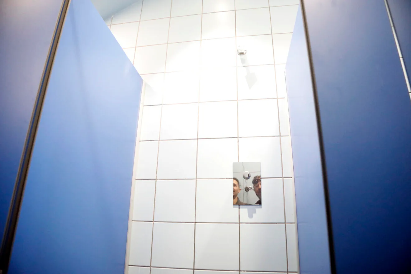 Duchas de la piscina municipal. Grifo descentrado
