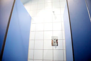 Duchas de la piscina municipal. Grifo descentrado