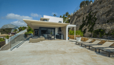 Terraza amplia con zona de descanso y vistas abiertas