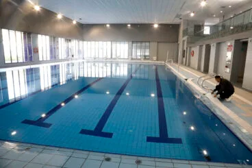 El concejal de deportes muestra el problema de desagüe de las canaletas