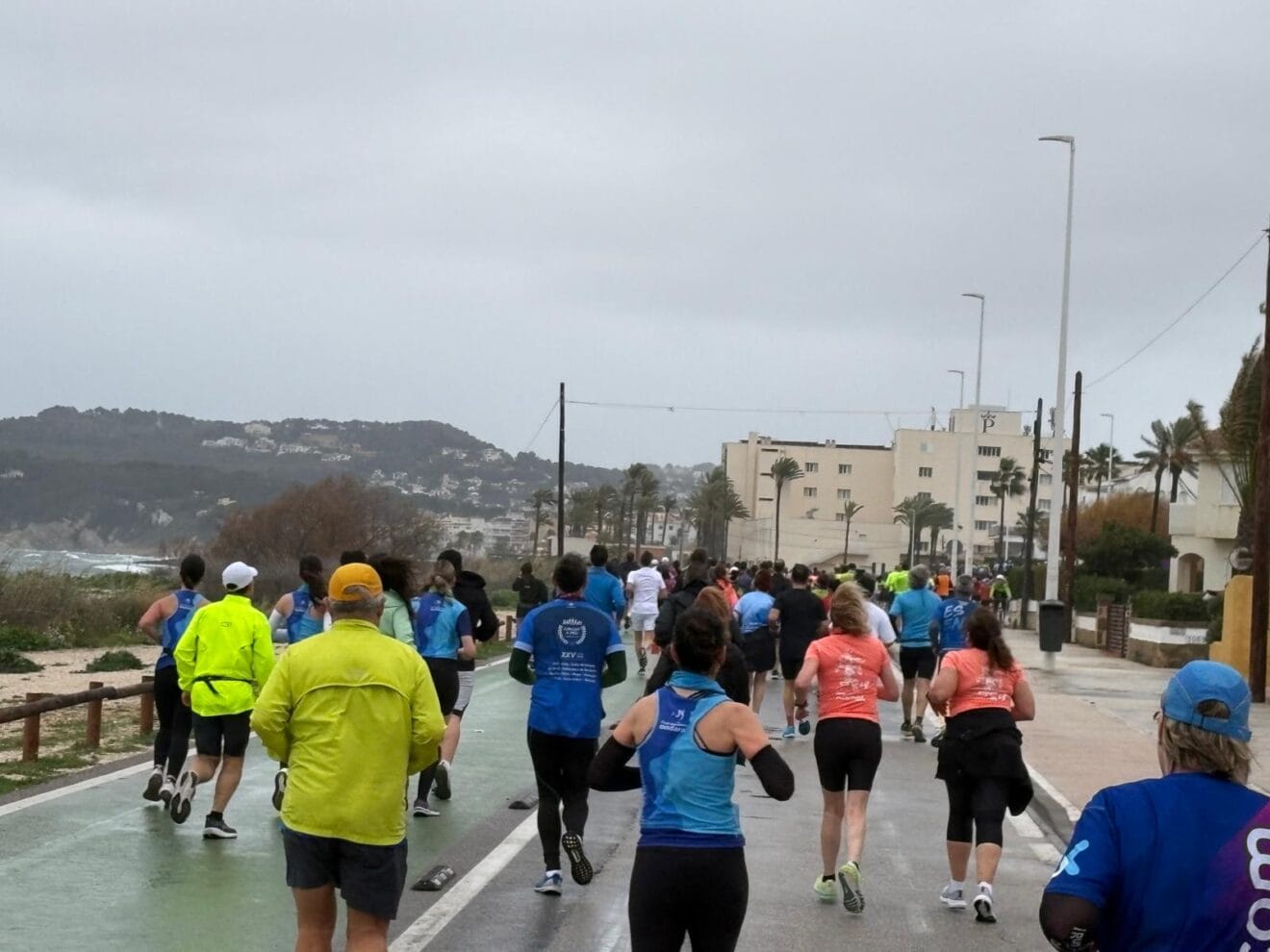 Corredores en los primeros km de la Volta a Peu Xàbia 2025