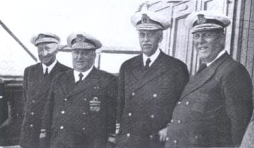 Almirante Bastarreche con Gámez Fossi a bordo del Buque-Escuela con coronel  y capitán | Foto Blog Memoria Viva
