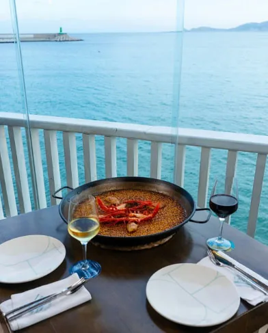 Arroz y mesa con vistas al mar en Cala Bandida