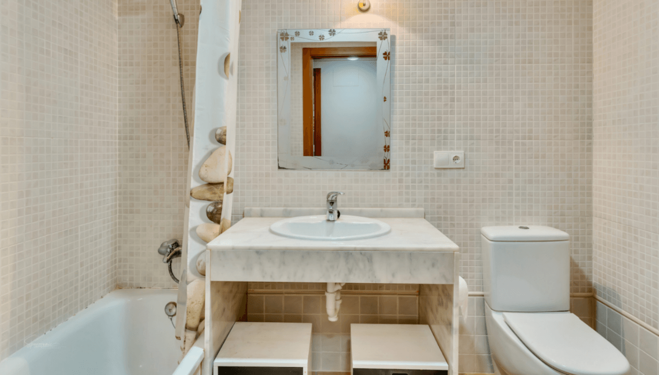 Baño completo con acabados cuidados