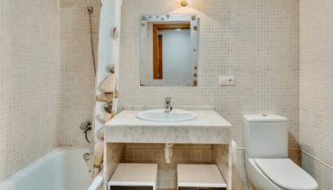 Baño completo con acabados cuidados