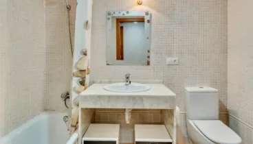 Baño completo con acabados cuidados