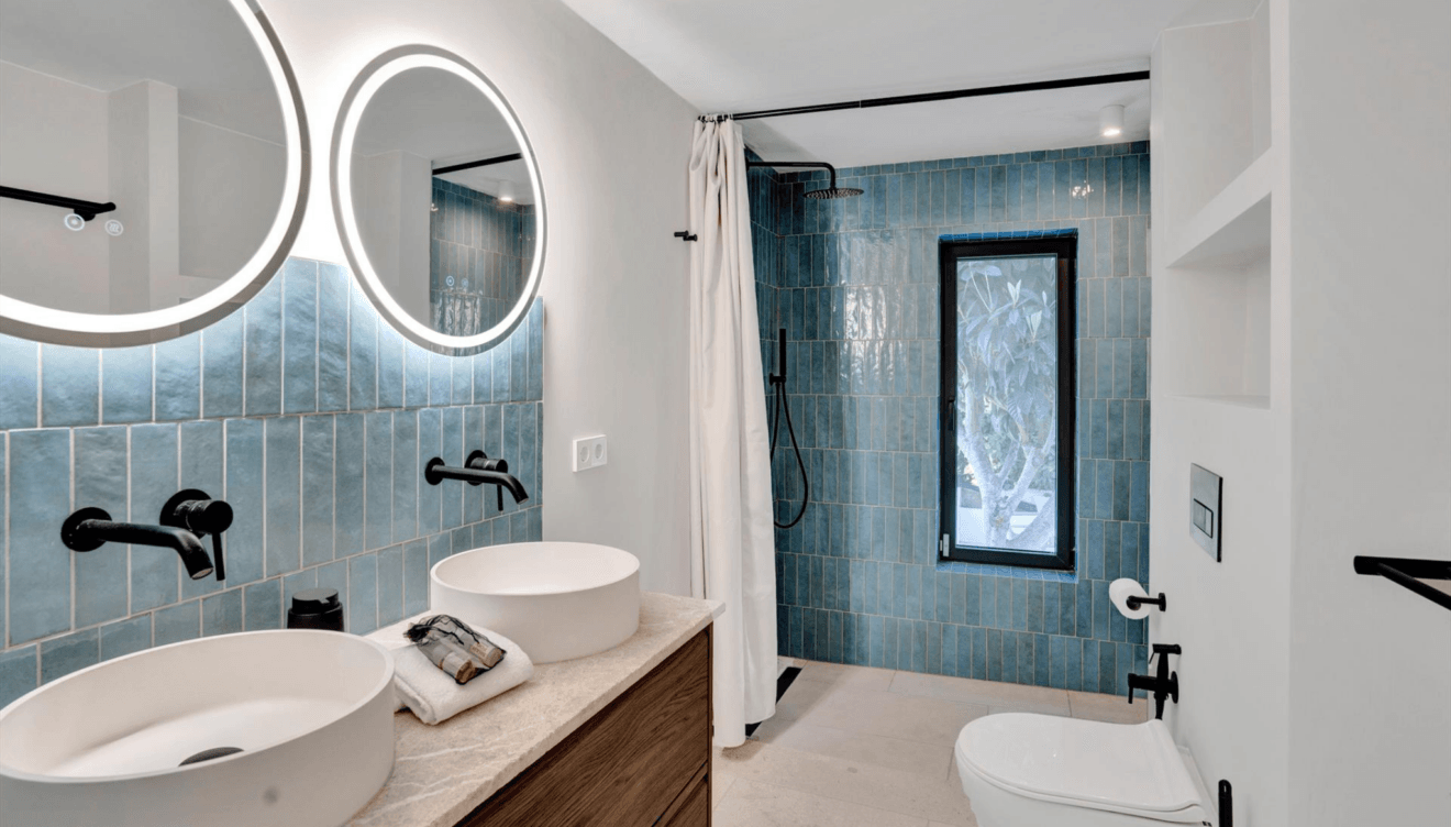 Baño moderno con ducha y todo lo necesario para el uso diario