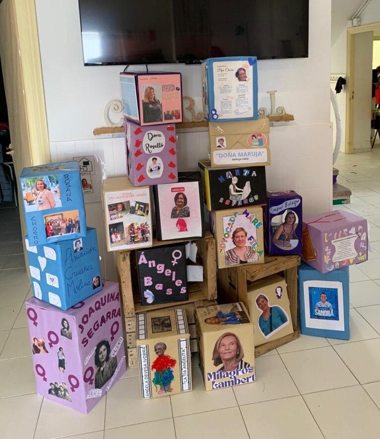 Cajas con mujeres representativas por el 8M en el Graüll