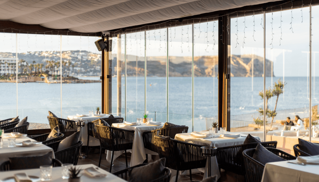 Copa en mano, mirando el atardecer en Jávea