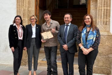 Daniel Sousa junto a la alcaldesa, director de la Casa del Mediterráneo y miembros del jurado